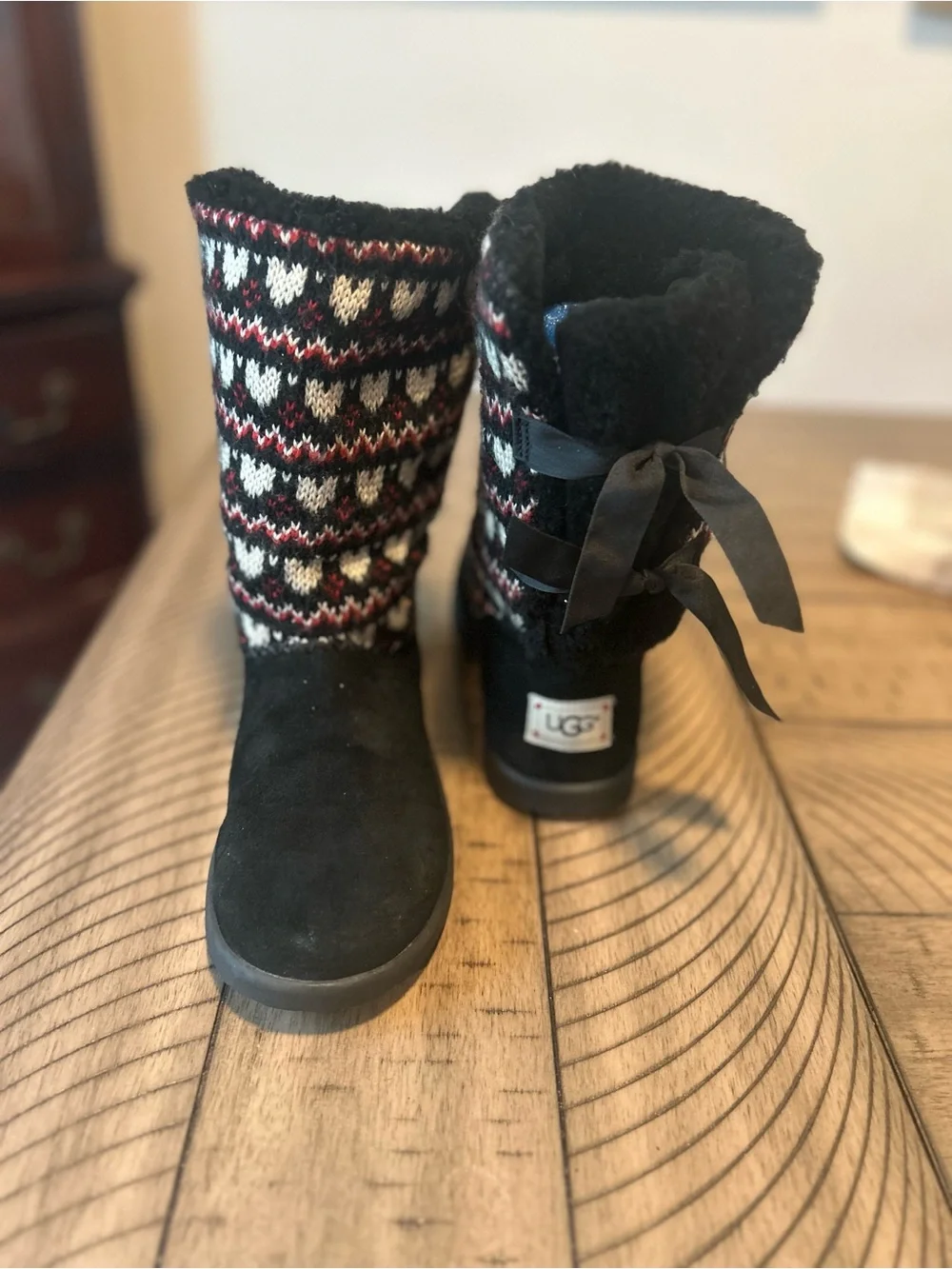 Ugg Heart Knotty boots size 4